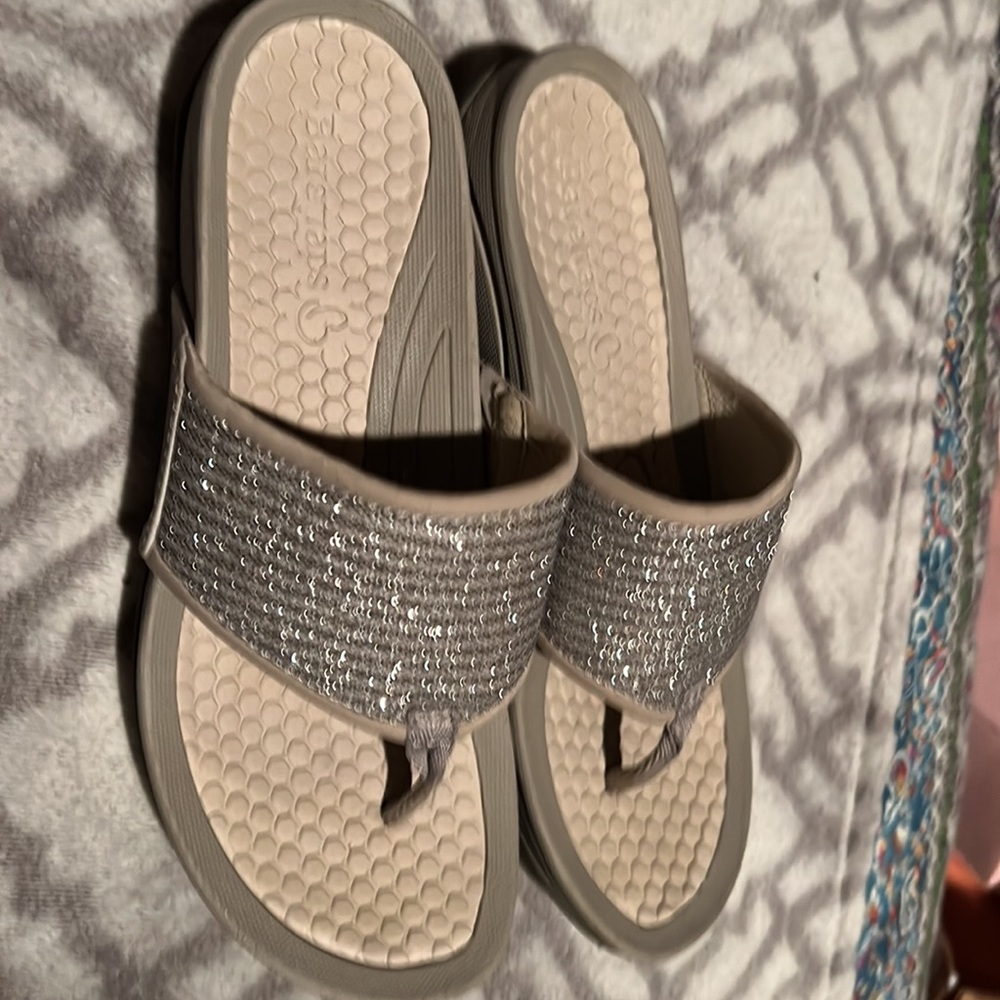 Very comfy sandals and cute they are made by Daisy size  7M